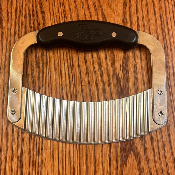 2 Pampered Chef Kitchen Tools Gadgets - Crinkle Cutter 1089 & Hold N Slice 1101 - Picture 7 of 7